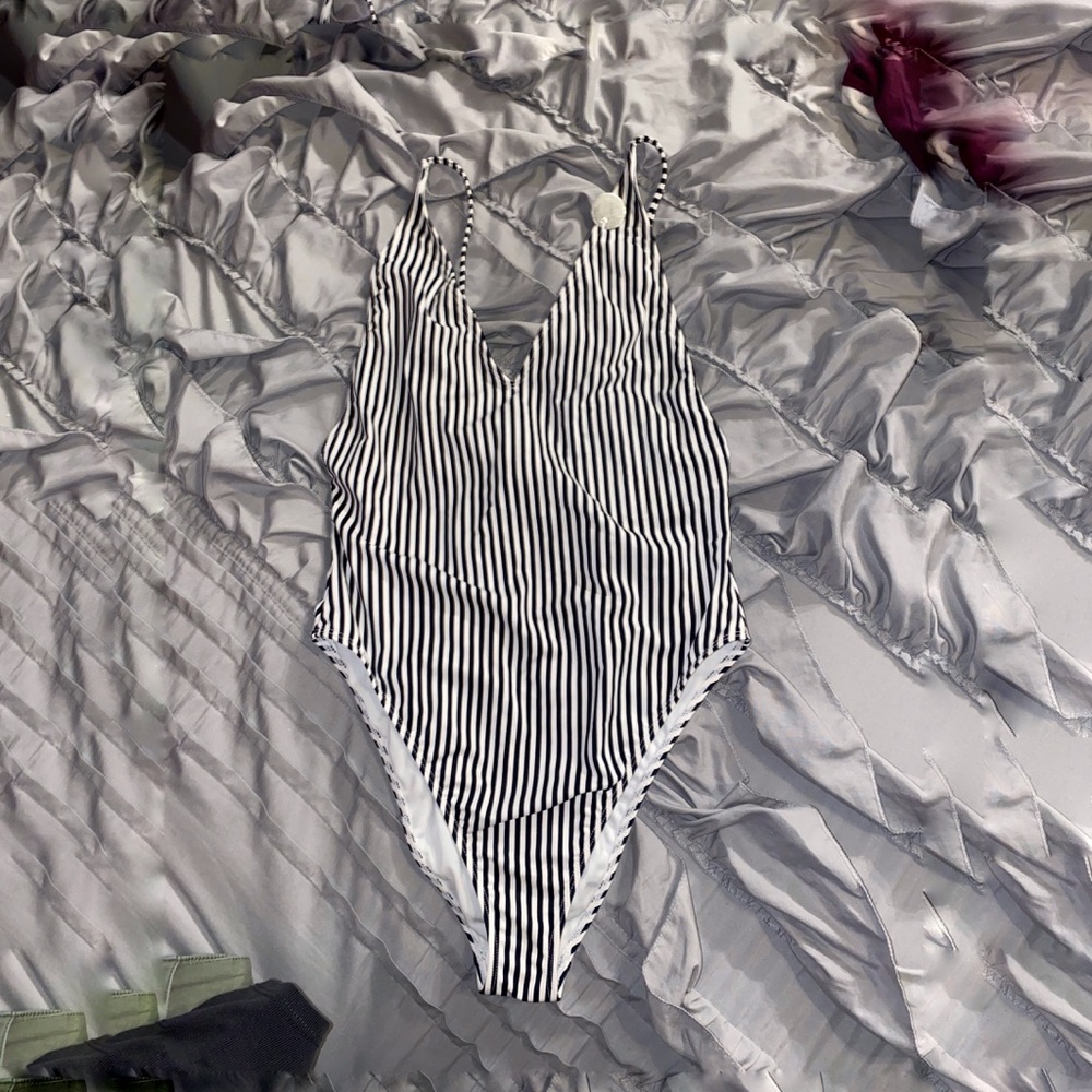 BRAND NEW F21 swimsuit